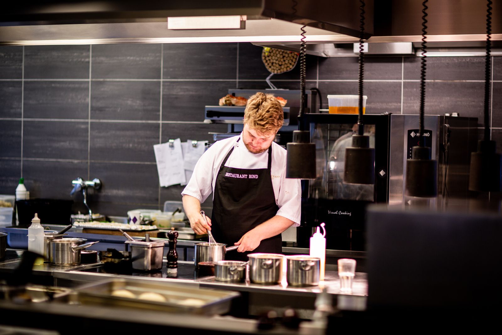 Samen koken in de keuken van De Smokkelaar